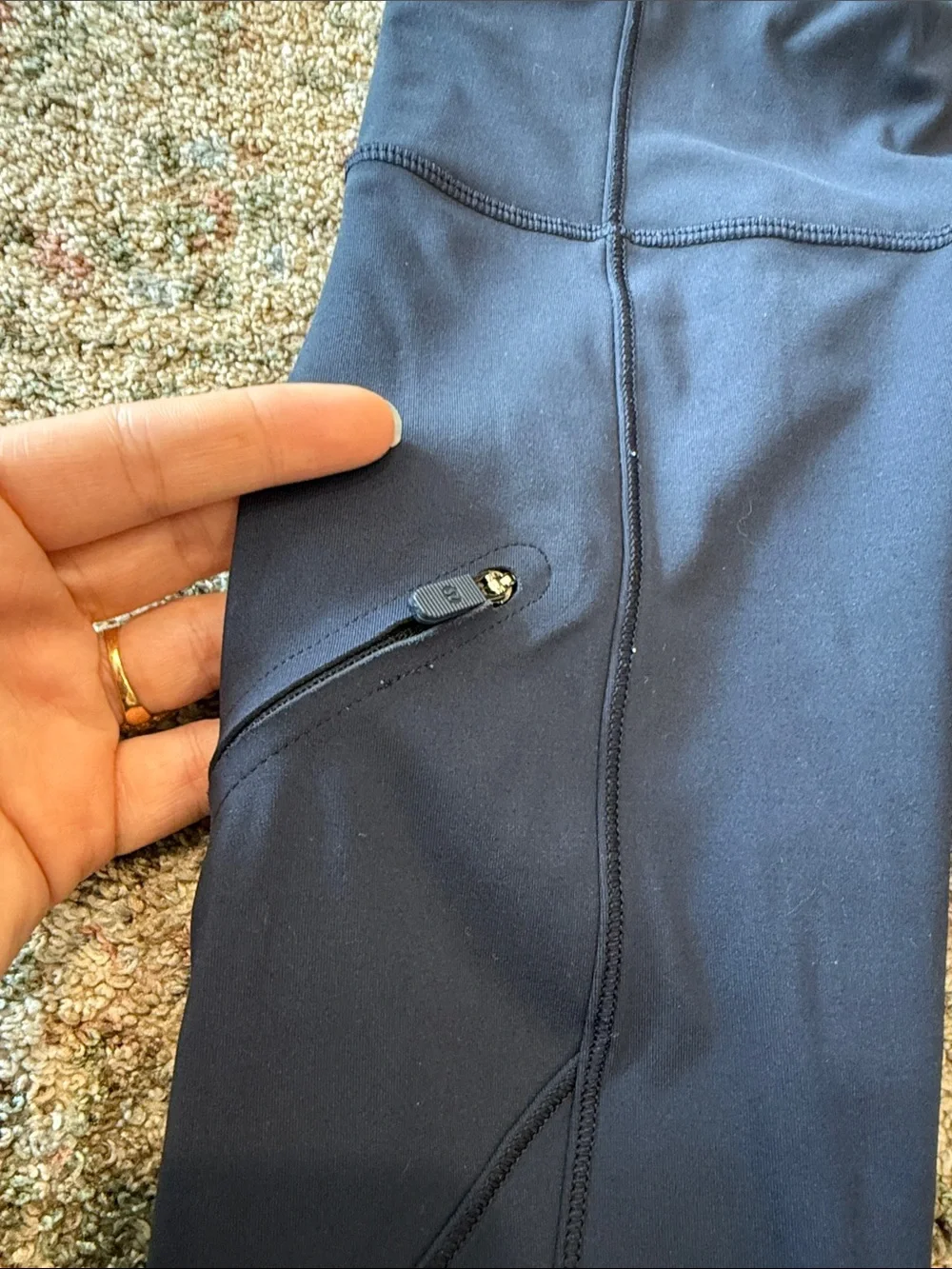 Lululemon navy  Leggings with Reflective Trim size 2(28”) has zipped pockets